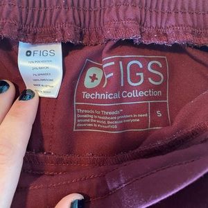 FIGS yola skinny scrub pants,maroon, size S